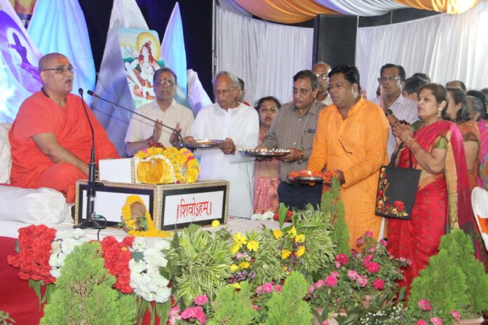 AGRWAL SANGTHAM NAVLAKHA KSHTRA BHAWAT KATHA ME VYAS PEETH KA PUJAN KARTE