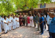 अहमदाबाद प्लेन हादसे में मृतक लोगों की आत्मशांति के लिए श्रद्धांजलि दी गई