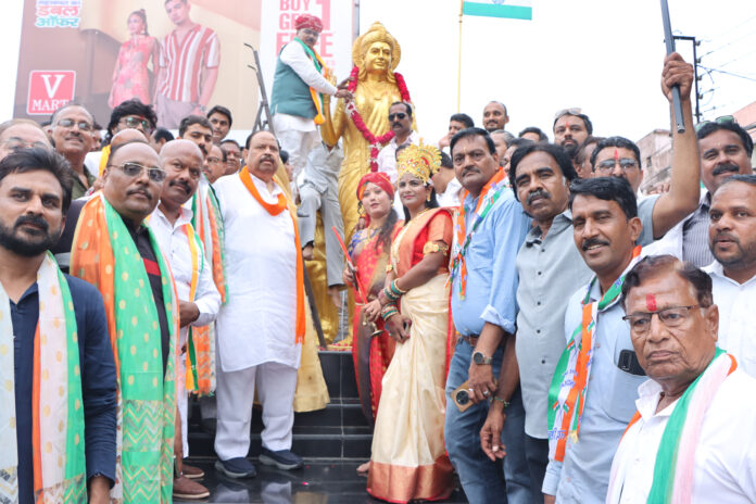 रैली शुभारंभ से पूर्व भारतमाता को माल्यार्पण