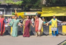मानव श्रृंखला बनाकर यातायात नियमों का पालन करने का दिया संदेश