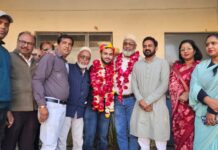 दिव्यांग तैराक अब्दुल कादिर का वार्ड 16 के रवासियों ने किया सम्मान