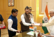 राज्यपाल श्री पटेल को सशस्त्र सेना झंडा दिवस पर लगाया गया ध्वज