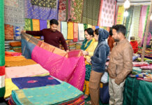 स्वदेशी मेले में बड़ी संख्या में आ रहे शहरवासी