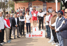 डीआरएम श्री कुमार एवं महापौर श्री पटेल से पुरस्कार पाकर खिल उठे चेहरे