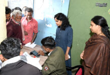 उर्वरक वितरण केन्द्रों का कलेक्टर सहित प्रशासनिक अधिकारियों ने किया औचक निरीक्षण