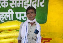 शासकीय एवं निजी दुकानों से किसानों को शासन द्वारा निर्धारित मूल्य पर मिल रहा यूरिया