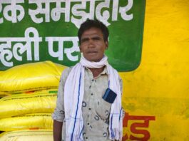 शासकीय एवं निजी दुकानों से किसानों को शासन द्वारा निर्धारित मूल्य पर मिल रहा यूरिया