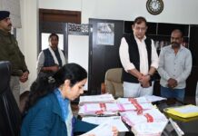 कलेक्टर मिशा सिंह ने अधिक समय से लंबित 15 आवेदनों पर संबंधित विभाग प्रमुख की उपस्थिति में की सुनवाई