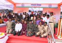 गणतंत्र दिवस पर मुख्य समारोह में कैबिनेट मंत्री श्री चेतन्य काश्यप ने ध्वजारोहण कर परेड की सलामी ली