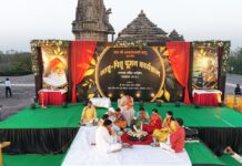 सैकड़ों हाथों ने पहले पार्थिव शिवलिंग और फिर किया माता पिता का पूजन