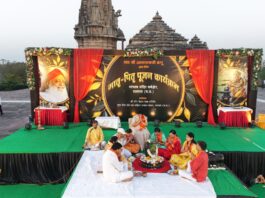 सैकड़ों हाथों ने पहले पार्थिव शिवलिंग और फिर किया माता पिता का पूजन